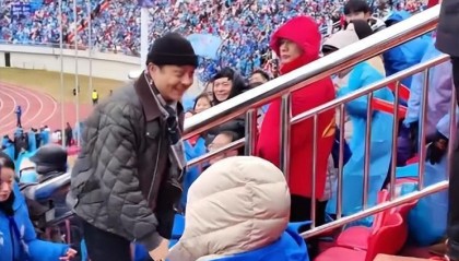 星空体育-主持人汪涵在永州看足球赛！眼袋肿胀，胡子花白，岁月感挡不住